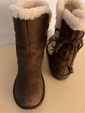 UGG women Brown Leather sheepskin Akadia Boots US 11